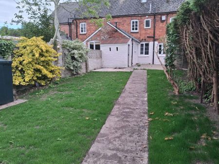 Three bed mid-terrace house set in the rural village of Pontrilas. - Photo 3