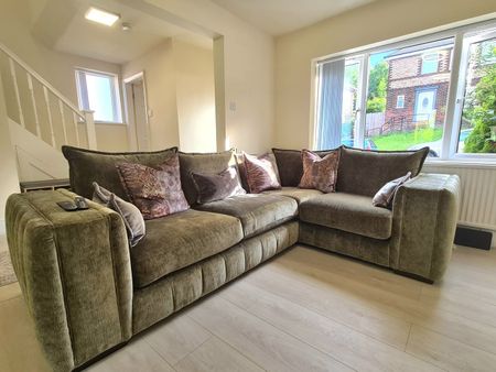 3 Bed Semi-Detached House, Deacons Drive, M6 - Photo 2