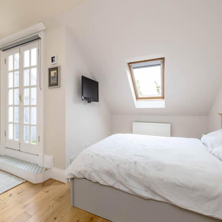 4 bedroom flat to rent - Photo 1