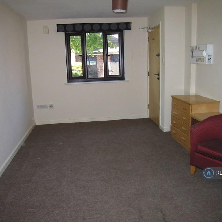 Studio to rent - Photo 1