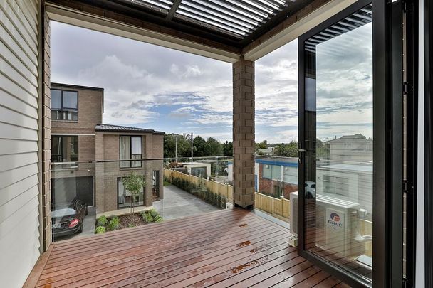 Spacious and Sunny house in heart of Mt Albert - Photo 1
