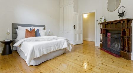 Gracefully Versatile, Unbeatable Locale - Photo 5