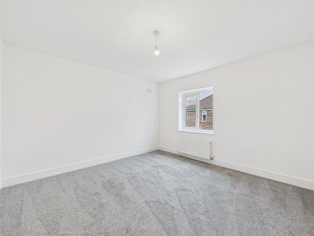 4 bedroom end of terrace house to rent - Photo 5