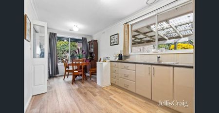 Three bedroom home with solar panels - Photo 5