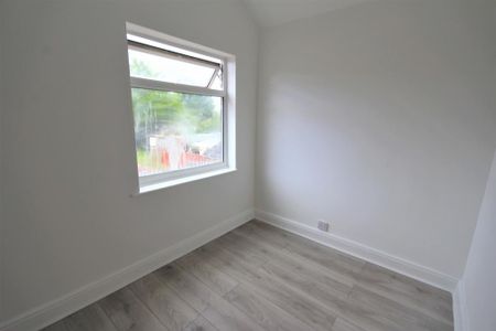 3 bedroom end of terrace house to rent - Photo 3