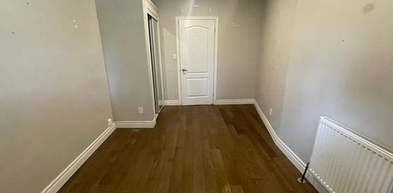 ONE MONTH'S FREE RENT! Recent renovations spacious layout! - Photo 2