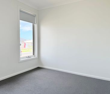 Brand new Stylish and Spacious 4 Bedroom Home - Photo 4