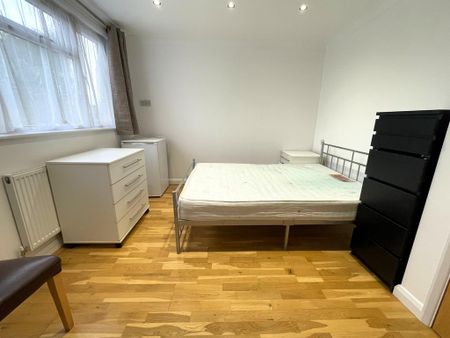 1 bedroom in a house share to rent - Photo 2
