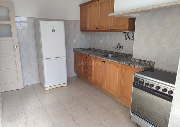 Apartamento de 3 assoalhadas com a cozinha equipada para arrendar em Algés