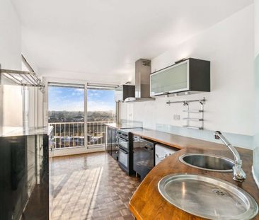 Bright two bedroom apartment with south-west facing balcony - Photo 6