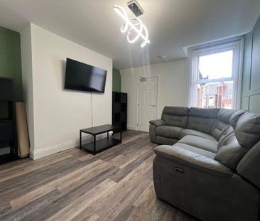 1 bedroom in a flat share to rent - Photo 2