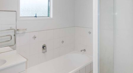 Inviting three bedroom home with open plan living in Papatoetoe! - Photo 4