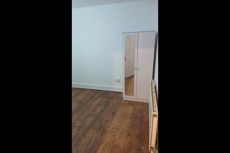 Room in a Shared House, Milverton Gardens, IG3 - Photo 4
