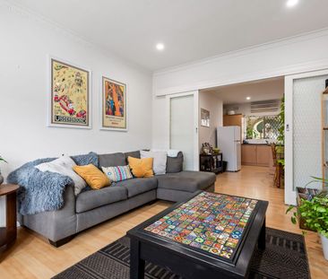 DELIGHTFUL UNIT ONLY MINUTES FROM THE BEACH! - Photo 3