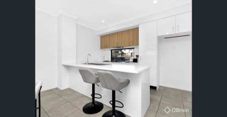 Stylish 3 Bedroom Townhouse in a Prime Location - Photo 2