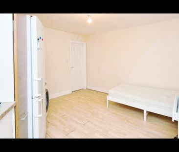 Studio Flat, London, IG11 - Photo 1