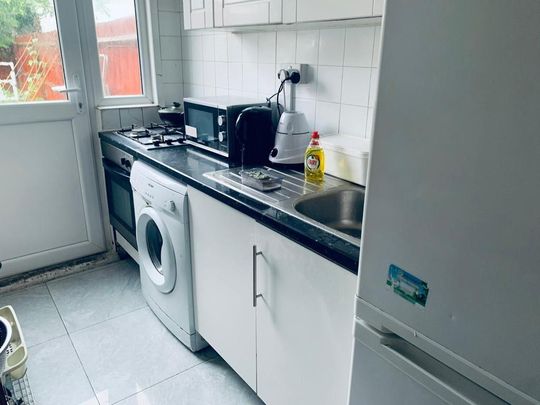 1 bedroom in a house share to rent - Photo 1