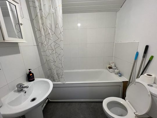 Ensuite to let in sharing house- 900 pcm inclusive bills - Photo 1