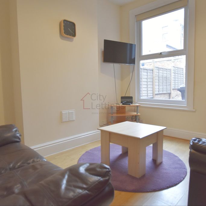4 Bedroom Mid Terraced House - Photo 1
