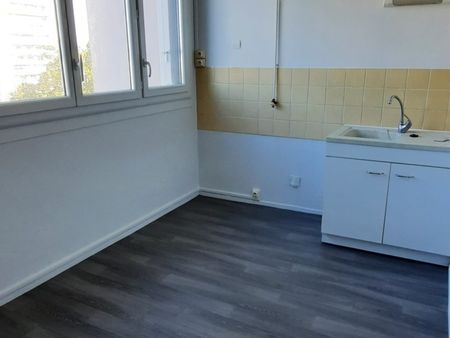 Appartement bien agencé en parfait état dans une résidence à proximité des commerces, des écoles et des transports en communs. - Photo 2