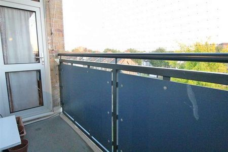 Marlow Road, London, E6 - Photo 5