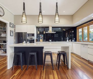 Stunning Fully Furnished 4-Bedroom Queenslander with Pool & Garden ... - Photo 2