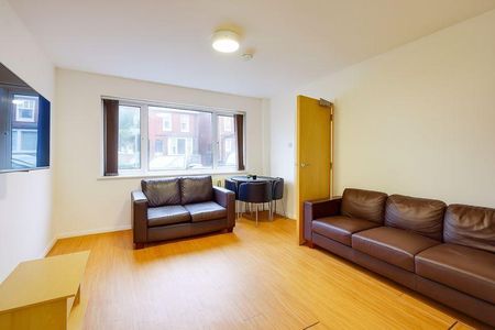 5 bedroom semi-detached house to rent - Photo 2