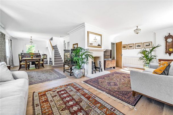 A recently renovated detached 3 bedroom, 2 bathroom house in a peaceful setting behind a gated entrance in Larkhall. Recently refurbished to a high standard, this is a great family home. - Photo 1