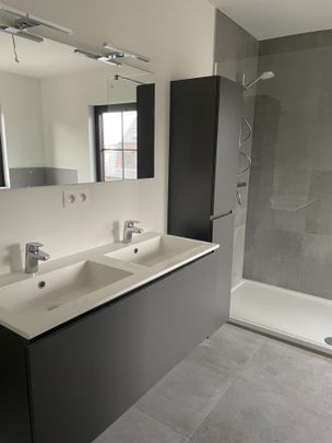 Drie slaapkamer EENGEZINSWONING met garage & tuin - Foto 1