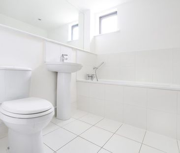 2 Bed Flat - Photo 3