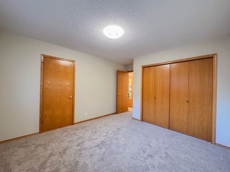 Waterstone Home With Double Garage, Ac & Fireplace - Photo 3