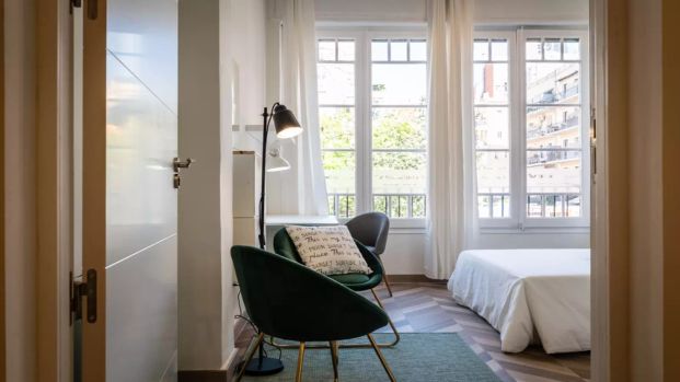 Room in a shared 4-bedroom apartment for rent in l'Antiga Esquerra de l'Eixample (Professionals only, couples allowed, students allowed) - Photo 1