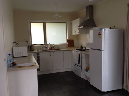 2A Chancellor Way, Crofton Downs - Photo 3