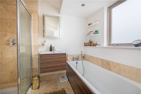 4 Bed End Terrace, Bennerley Road, SW11 - Photo 2