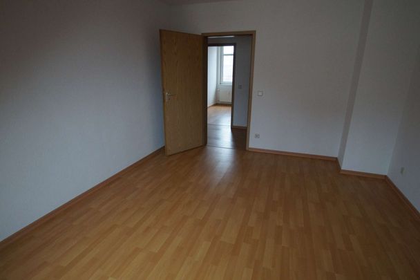 geeignet für 2er-WG – 2,5-Zi-DG-Whg – Laminat, Badewanne - Photo 1