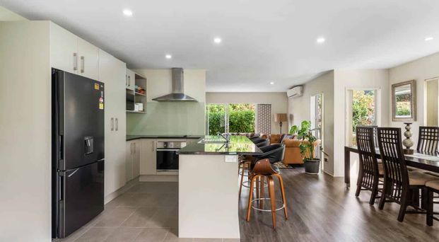 Spatiouse 4 bedroom with 2 bathroom and separate guest toilet - Photo 1