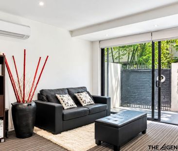 Stylish St Kilda Living with Two Private Courtyards Opposite Albert Park - Photo 1