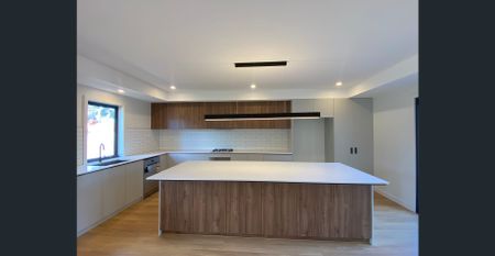 Nearly New 4 Bedroom Luxury Townhouse in Knoxfield! - Photo 4