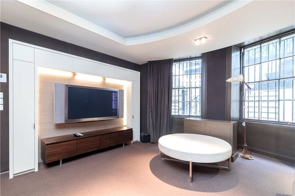 Rare opportunity to rent an entire house located on one of the most sought after squares in Marylebone. This tranquil location offers peace and quiet, while still being just minutes away from the wonderful shops and restaurants of Marylebone. - Photo 1