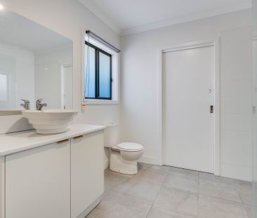 Modern, Stylish & Sleek Living in Prime North Albury Location - Photo 6