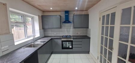 3 bedroom end of terrace house to rent - Photo 2