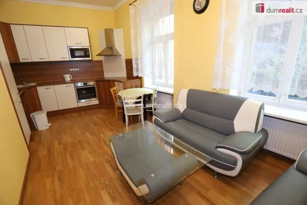 Krásný slunný byt 3+1 po rekonstrukci v prvním patře cihlového domu v Karlových Varech - Fotografie 1