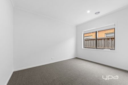 STUNNING FAMILY HOME WITH 3 LIVING AREAS - Photo 3