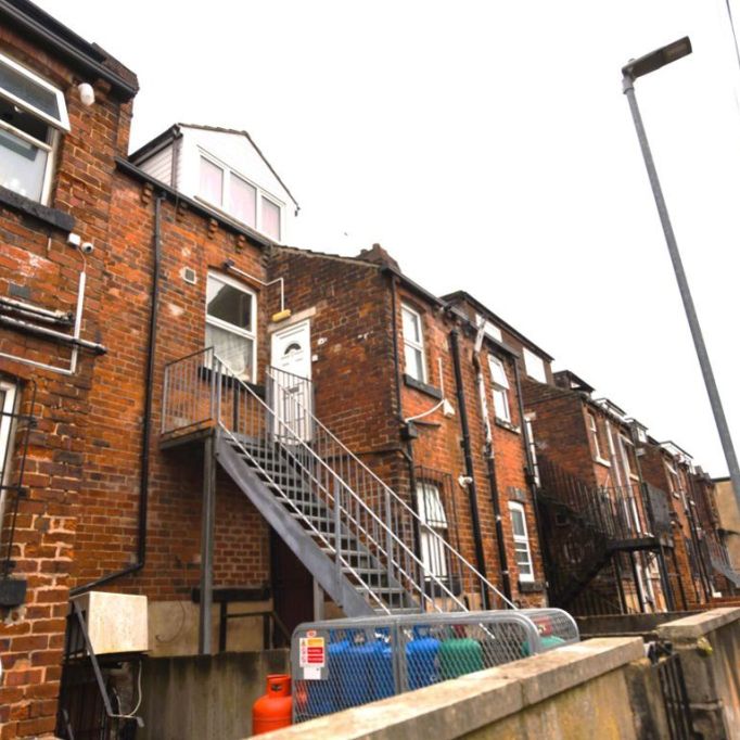 2 bedroom Flat in Brudenell Grove, Leeds - Photo 1