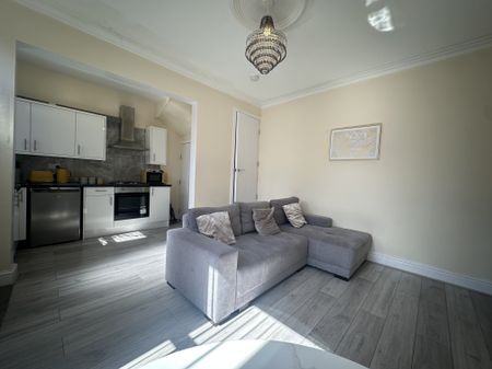 Ashton Mount, Leeds - Photo 2