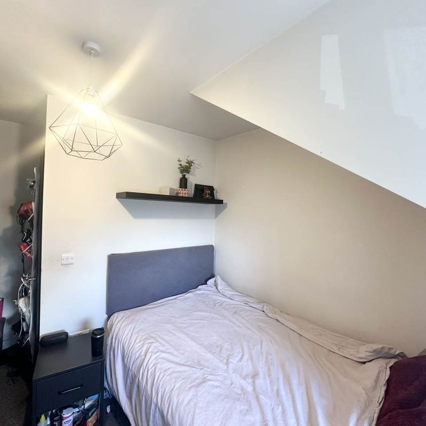 Station Terrace (room 6), Bramley, Leeds - Photo 1