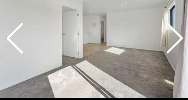 Spacious 2 bedroom with modern living near beach - Photo 1