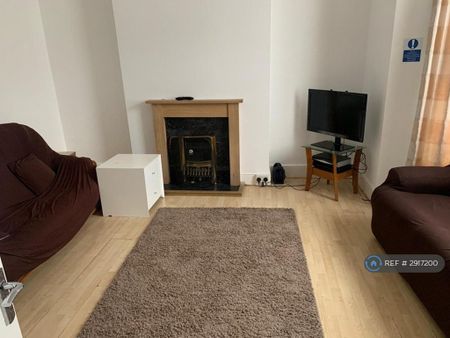 1 bedroom in a house share to rent - Photo 2