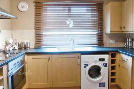 3 bedroom end of terrace house to rent - Photo 2