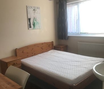 Room in a Shared House, Nesbitt Road, BN2 - Photo 4